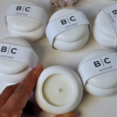 Velas em recipientes cerâmicos brancos com rótulos B|C