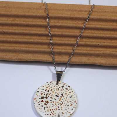 Colar com pendente redondo branco com manchas castanhas e pretas