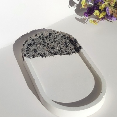 Prato oval decorativo branco com pedras e flores secas ao fundo