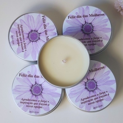 Velas em latas metálicas com tampa decorada com flor lilás e texto para dia das mulheres