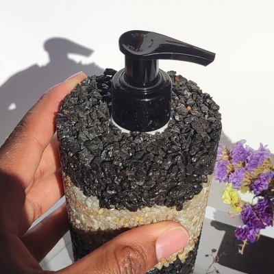 Frasco de dispensador decorado com pedras coloridas