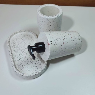 Conjunto de dispensador, copo e saboneteira com padrão pontilhado