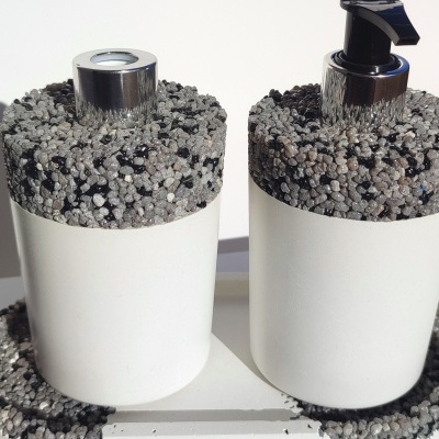 Conjunto de dispensadores branco com pedras decorativas e bandeja branca