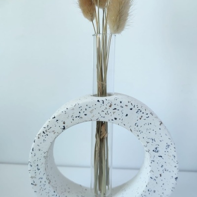 vaso decorativo branco circular com tubo de vidro e ramos secos