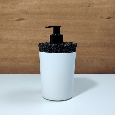 Dispenser de sabonete branco com tampa preta texturizada