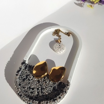 Prato decorativo branco com pedras e joias douradas e brancas