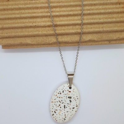 Colar com pendente oval branco com padrão pontilhado castanho e corrente metálica