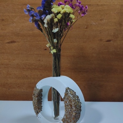 Vaso branco circular com pedras e flores secas multicor