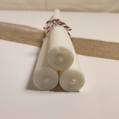 Conjunto de três velas brancas cilíndricas amarradas com cordão tricolor