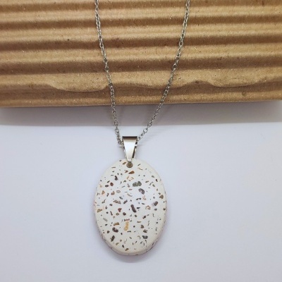 Colar com pendente oval branco com padrão salpicado e corrente metálica