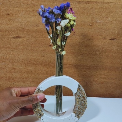 Vaso circular branco com pedras e flores secas coloridas