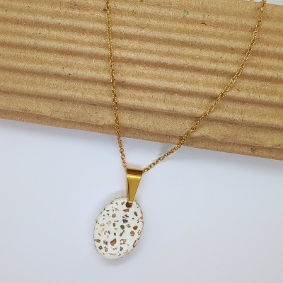 Colar com pendente oval branco salpicado em padrão castanho e verde.
