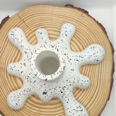 Suporte de vela branco com manchas pretas, cerâmica, em base de madeira redonda natural