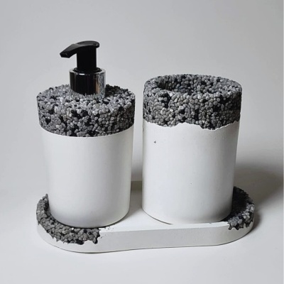 Conjunto de dispensador de sabão e copo em cerâmica branca com textura granulada cinzenta e preta