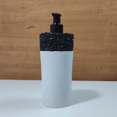 Dispenser de sabonete branco com parte superior preta texturizada e bomba preta