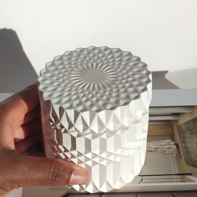 Vaso ou caixa decorativa branca com padrão geométrico facetado em cerâmica