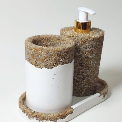 Conjunto de dispensador e copo brancos com detalhes em pequenas pedras castanhas