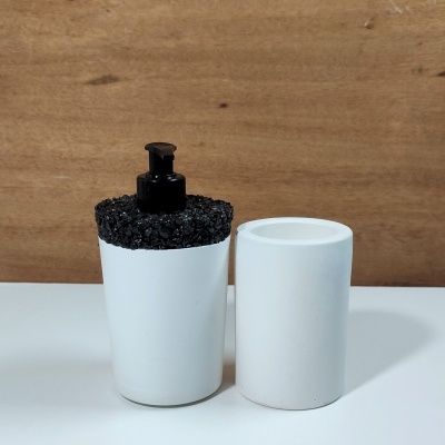 Frascos dispensadores brancos com tampa preta e fundo de madeira clara