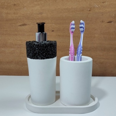 Conjunto de dispensador de sabão e porta escovas de dentes branco com duas escovas coloridas