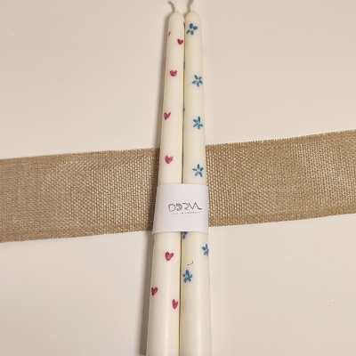 Par de velas decoradas com corações e flores com etiqueta DORA ARTES DE OPORTO