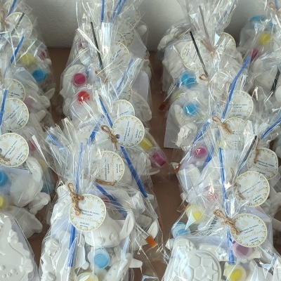 Conjuntos de gessos para pintar embalados em plástico transparente com tinta e pincel.