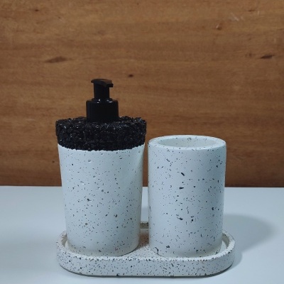 Conjunto de acessórios de casa de banho branco com pontos negros em base oval