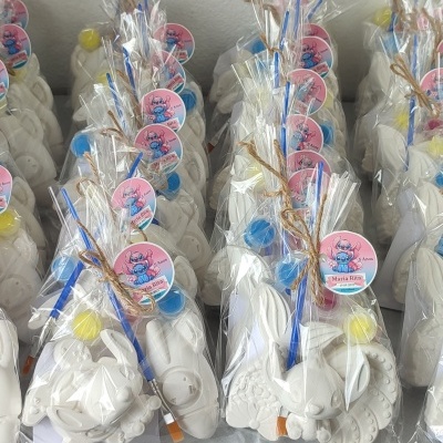 Conjuntos de itens para pintar em gesso com pincéis e etiquetas rosa