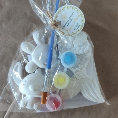 Conjunto para pintar com figura de gesso, pincel e tintas em embalagem transparente