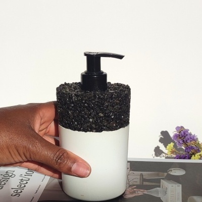 Dispenser de sabonete com base branca e topo preto texturizado