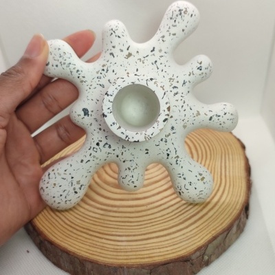 Castiçal branco decorativo com manchas negras em cerâmica