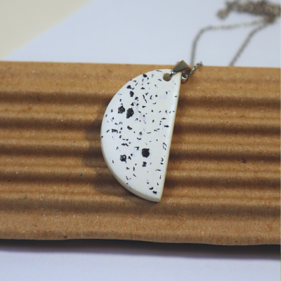 Colar com pendente semicircular branco e preto com corrente prateada