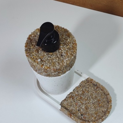 Dispenser de sabão líquido com base de cimento e pedras naturais
