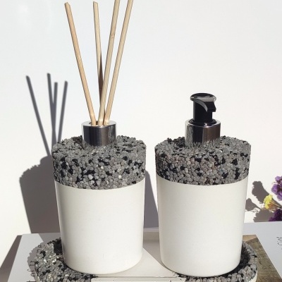 Conjunto de dispensador e difusor branco com textura cinzenta e base branca