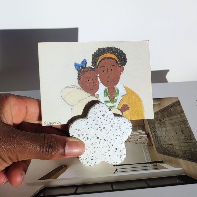 Cartão ilustrado com desenho de duas pessoas e texto PEQUENO 24