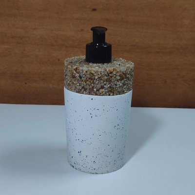 Frasco doseador com tampa preta e revestimento de pedras na parte superior
