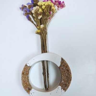 Vaso decorativo redondo com areias coloridas e flores secas