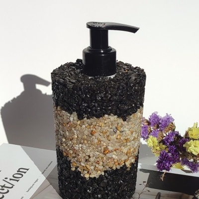 Dispenser de sabonete revestido com pedras pequenas coloridas e dosador plástico preto