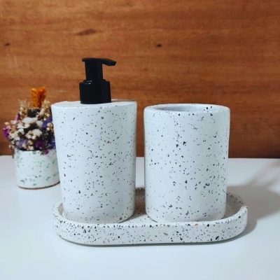 Conjunto dispenser e copo de cerâmica branca salpicada com base e dispenser preto