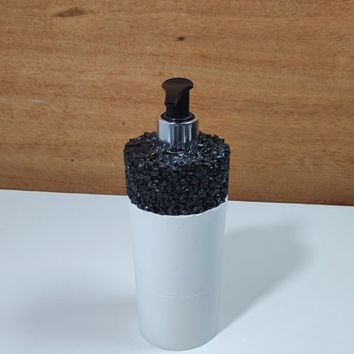 Frasco doseador branco com tampa preta e detalhe decorativo com pedras pretas