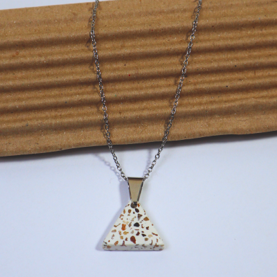 Colar com pendente triangular branco com manchas castanhas e corrente prateada