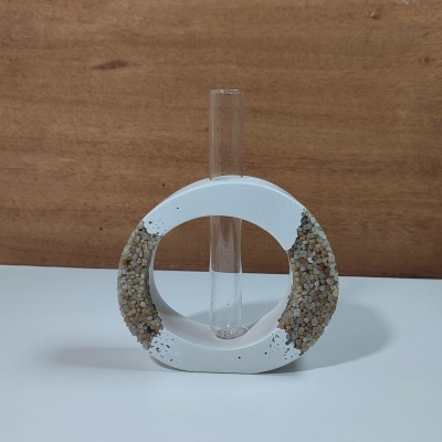 vaso decorativo circular branco com tubo de vidro e textura de pedras