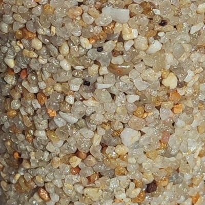 Agregado de pequenas pedras de várias cores e textura granular