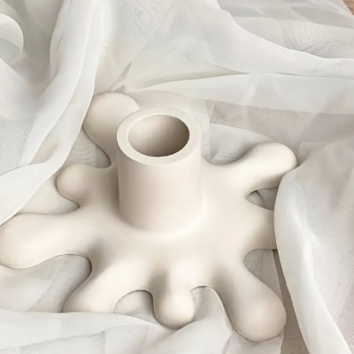 Castical branco em cerâmica com forma orgânica