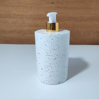 Dispenser cilíndrico branco com tampa dourada e bomba branca