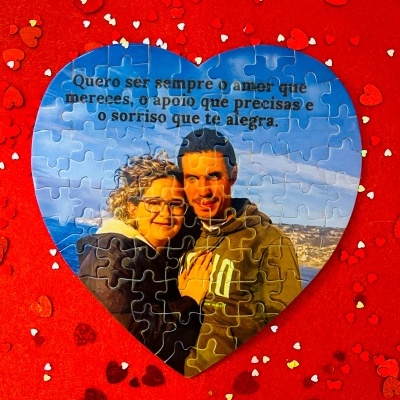 Puzzle coração com casal e texto em português sobre fundo vermelho com corações