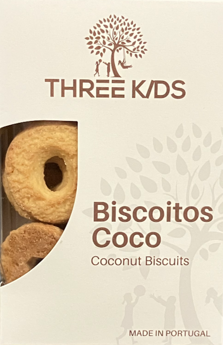 Biscoitos Coco 200g Embalagem branca de biscoitos de coco THREE KIDS com biscoitos visíveis e desenho de árvore com crianças