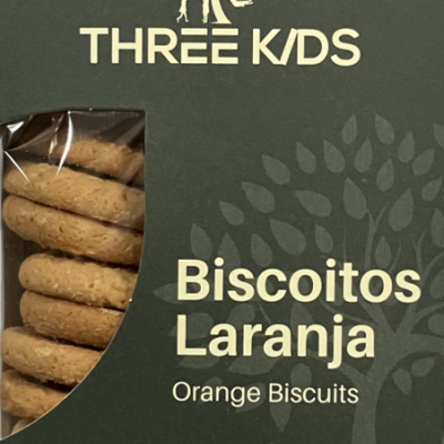 Embalagem verde de biscoitos de laranja com texto THREE KIDS e janela transparenta mostrando biscoitos