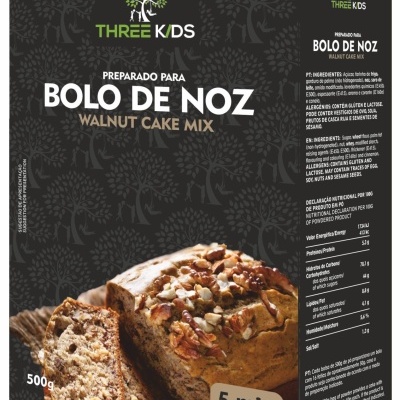 Caixa preta de preparado para bolo de noz com imagem de bolo e texto THREE KIDS