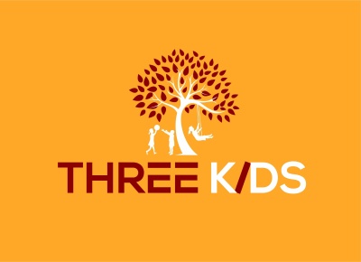 Logótipo com texto THREE KIDS e ilustração de árvore com três crianças a brincar