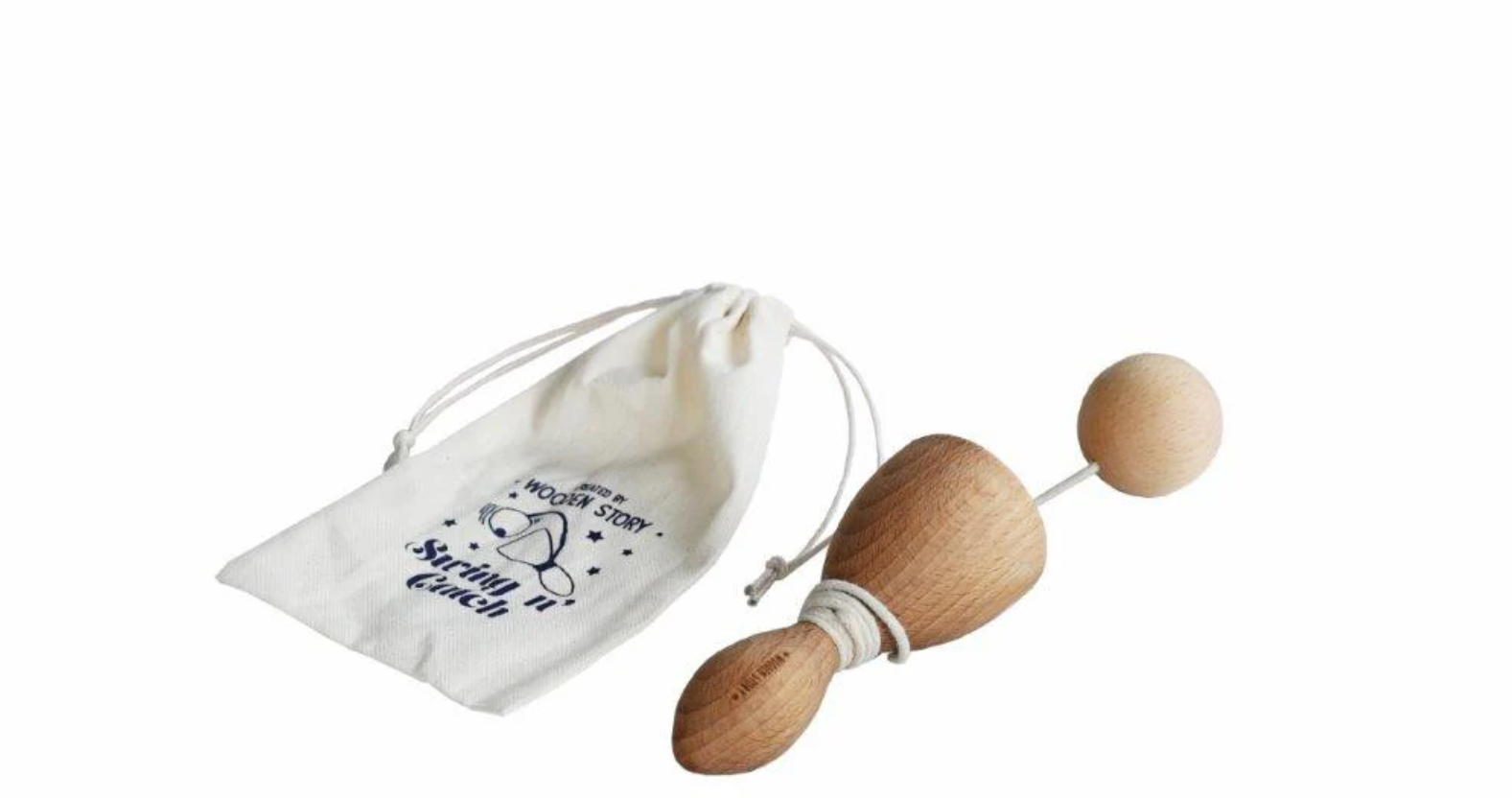 Chocalho de madeira com saco branco de algodão com desenho e texto azul